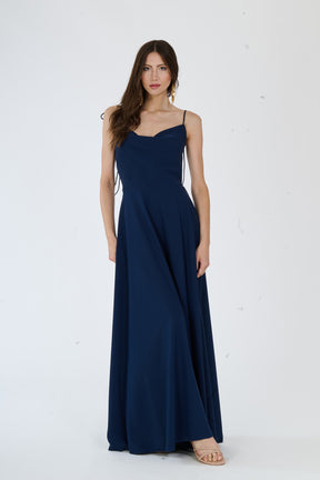 Lungo abito navy con spalline sottili e scollo a cuore, perfetto per uno stile elegante e classico.