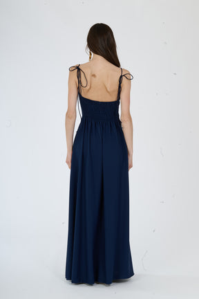 Lungo abito navy con design minimalista e dettagli raffinati, per uno stile senza tempo.