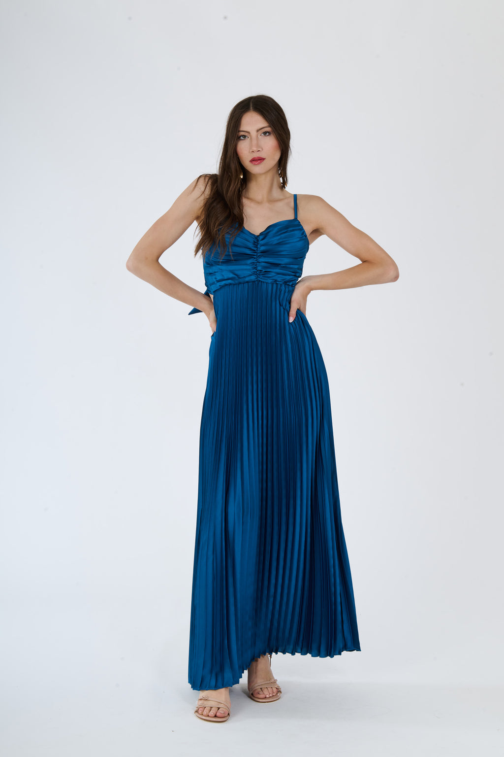 Lungo abito navy plissé con spalline sottili e busto ruched, perfetto per uno stile elegante e timeless.