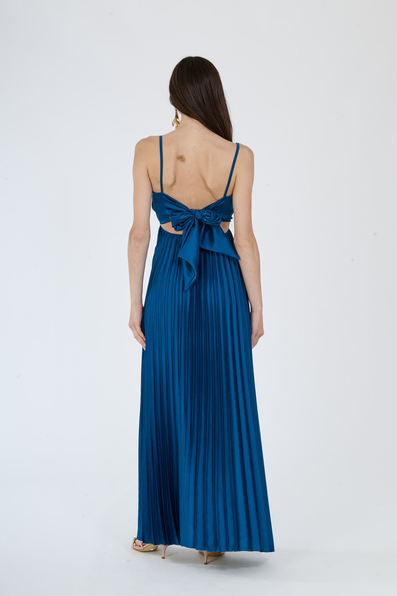 Lungo abito navy plissé con busto decorativo e gonna allungata, perfetto per occasioni formali e eleganti.