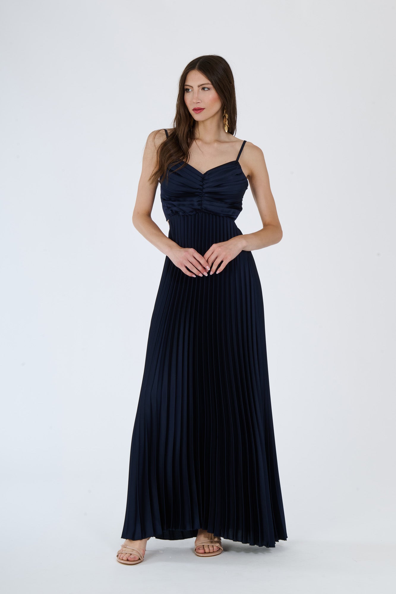 Lungo abito navy plissé con spalline sottili e busto ruched, perfetto per uno stile elegante 