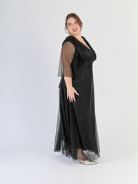 Lungo abito nero dal design sobrio, maniche trasparenti e scollatura a V, per eventi glamour.