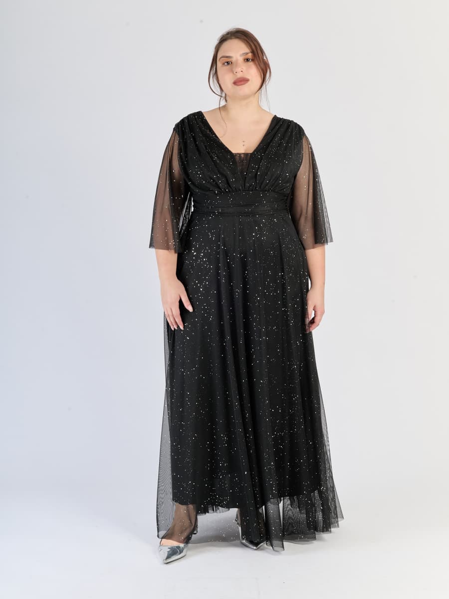 Lungo abito nero elegante, scollatura a V profonda e maniche chiare, stile noir eterno.