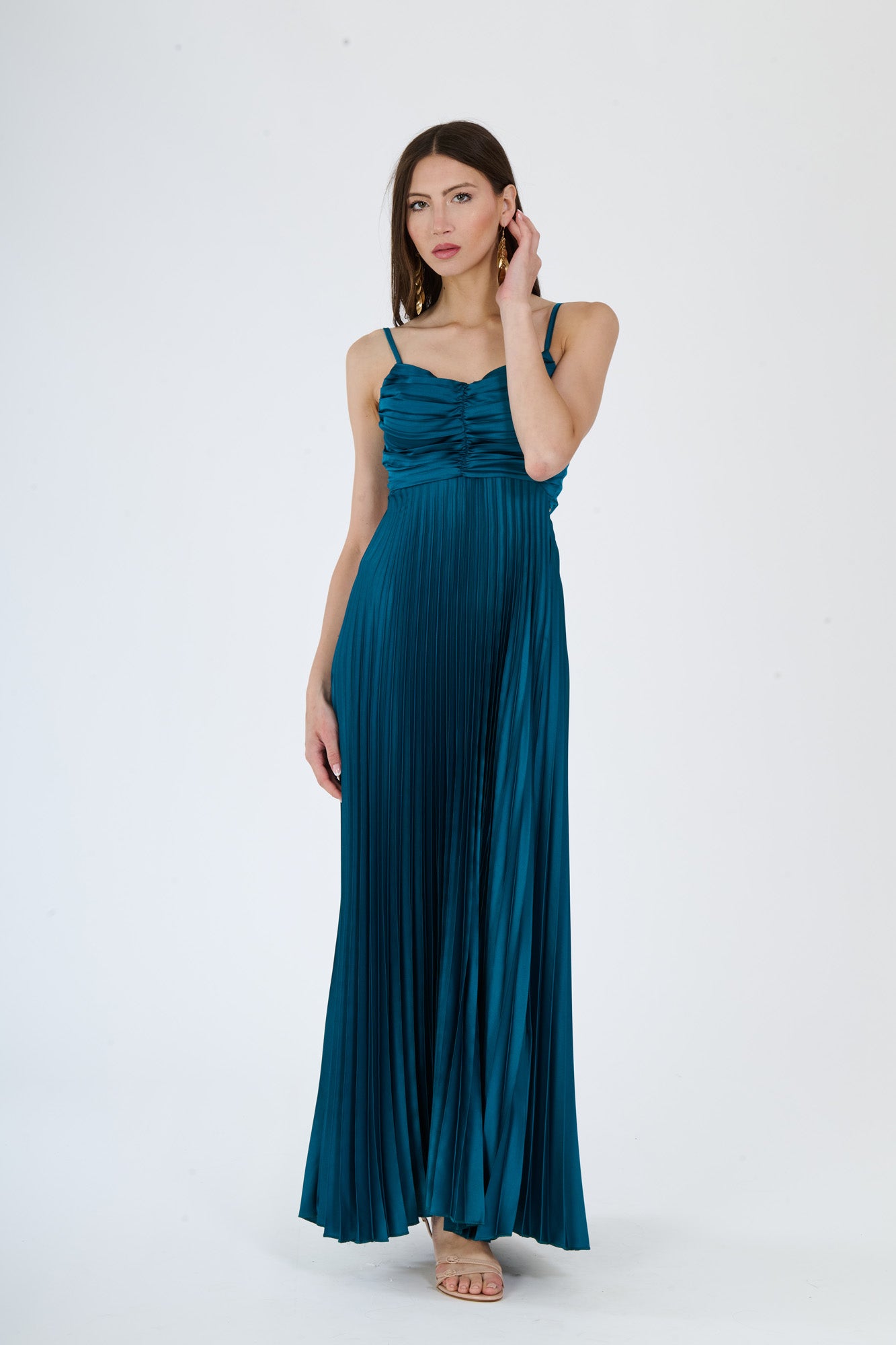 Lungo abito ottanio plissé con spalline sottili e busto ruched, perfetto per uno stile energico e vivace.