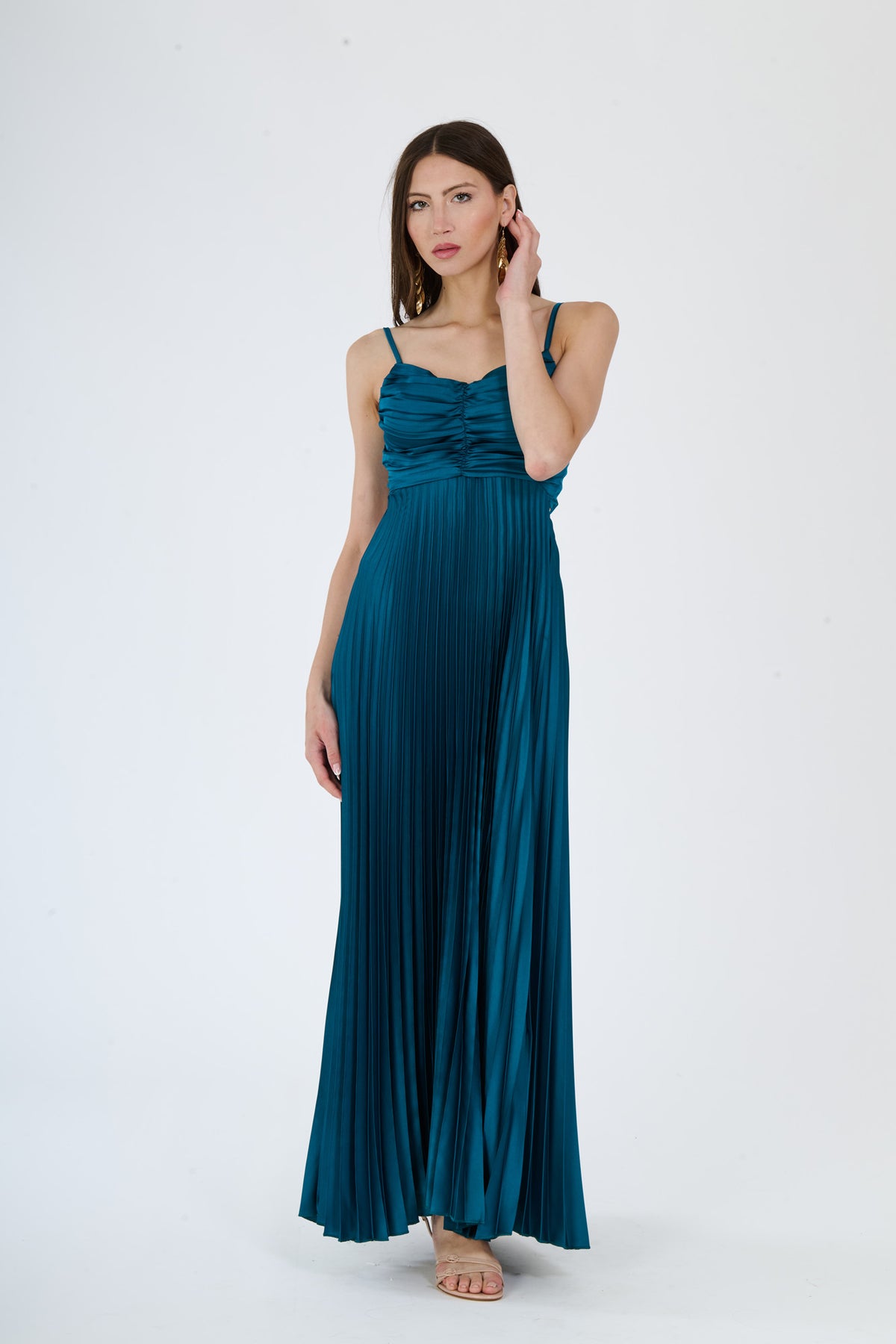Lungo abito ottanio plissé con spalline sottili e busto ruched, perfetto per uno stile energico e vivace.