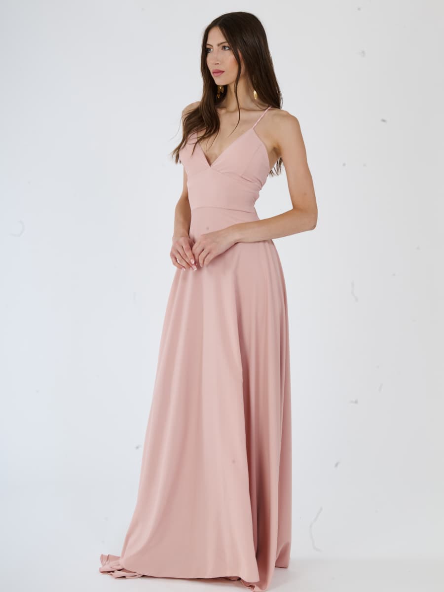 Lungo abito rosa pastello, perfetto per un look romantico e femminile.