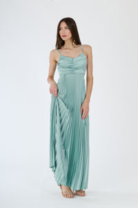 Lungo abito salvia plissé con spalline sottili e busto ruched, perfetto per uno stile rinfrescante ed elegante.