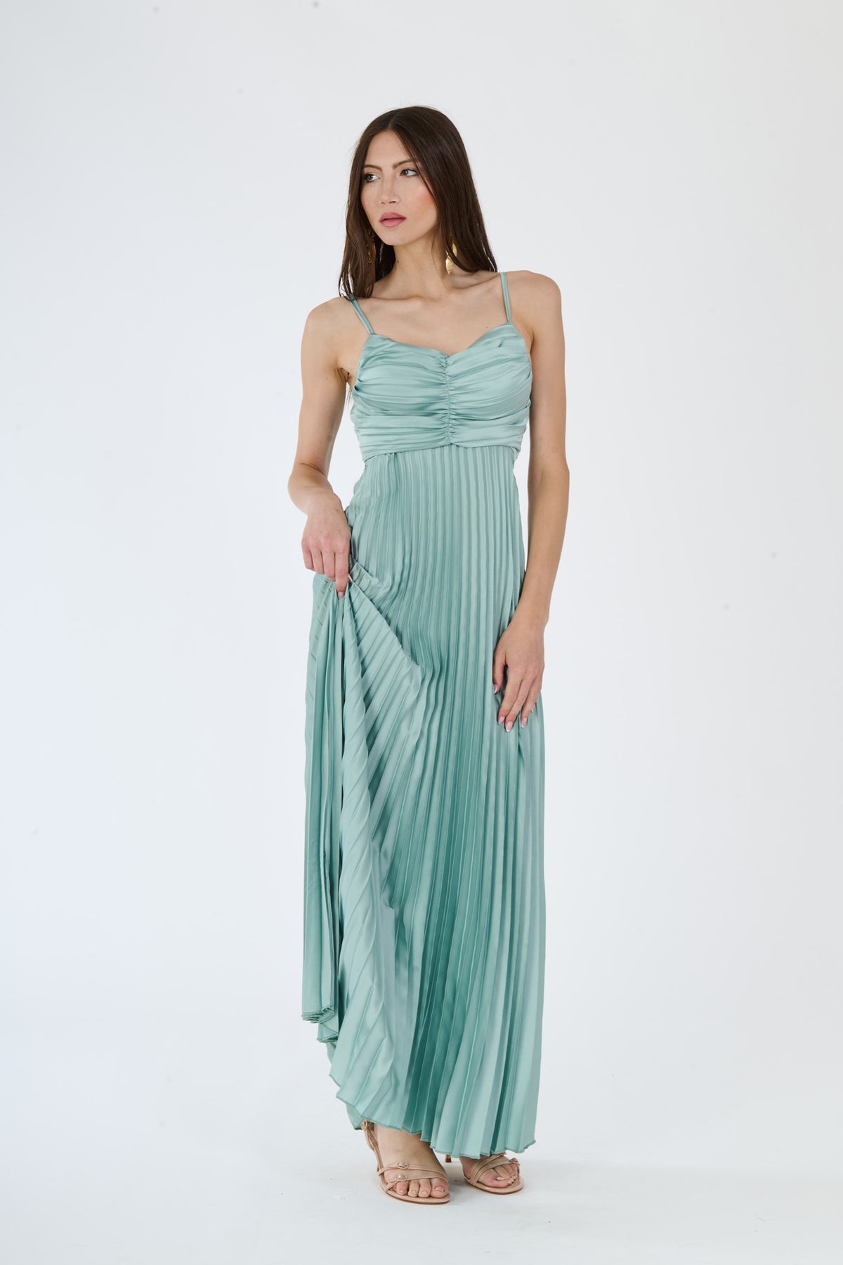 Lungo abito salvia plissé con spalline sottili e busto ruched, perfetto per uno stile rinfrescante ed elegante.