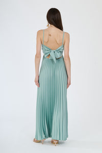 Lungo abito salvia plissé con busto avvolgente e gonna dritta, perfetto per occasioni naturali e confortevoli.
