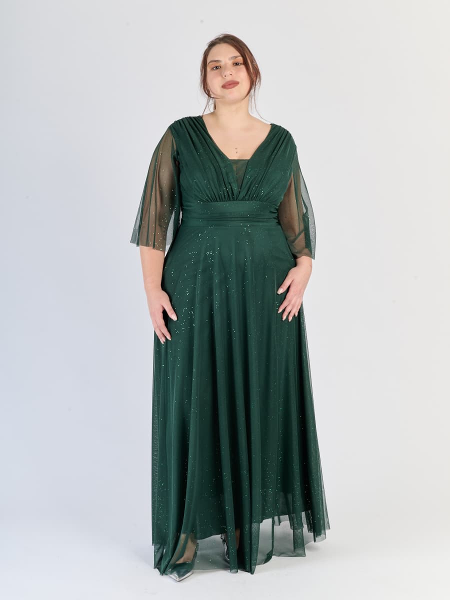 Lungo abito verde.S rinfrescante, scollatura a V profonda e maniche chiare, stile vegetale.