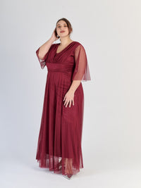 Lungo abito vino romantico, scollatura a V profonda e maniche chiare, stile vitigno affascinante.