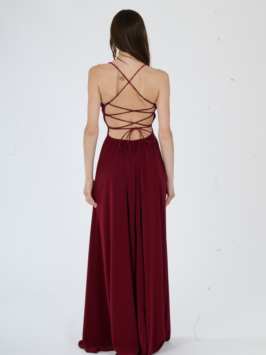Lungo abito vino scuro, perfetto per uno stile elegante e seducente.