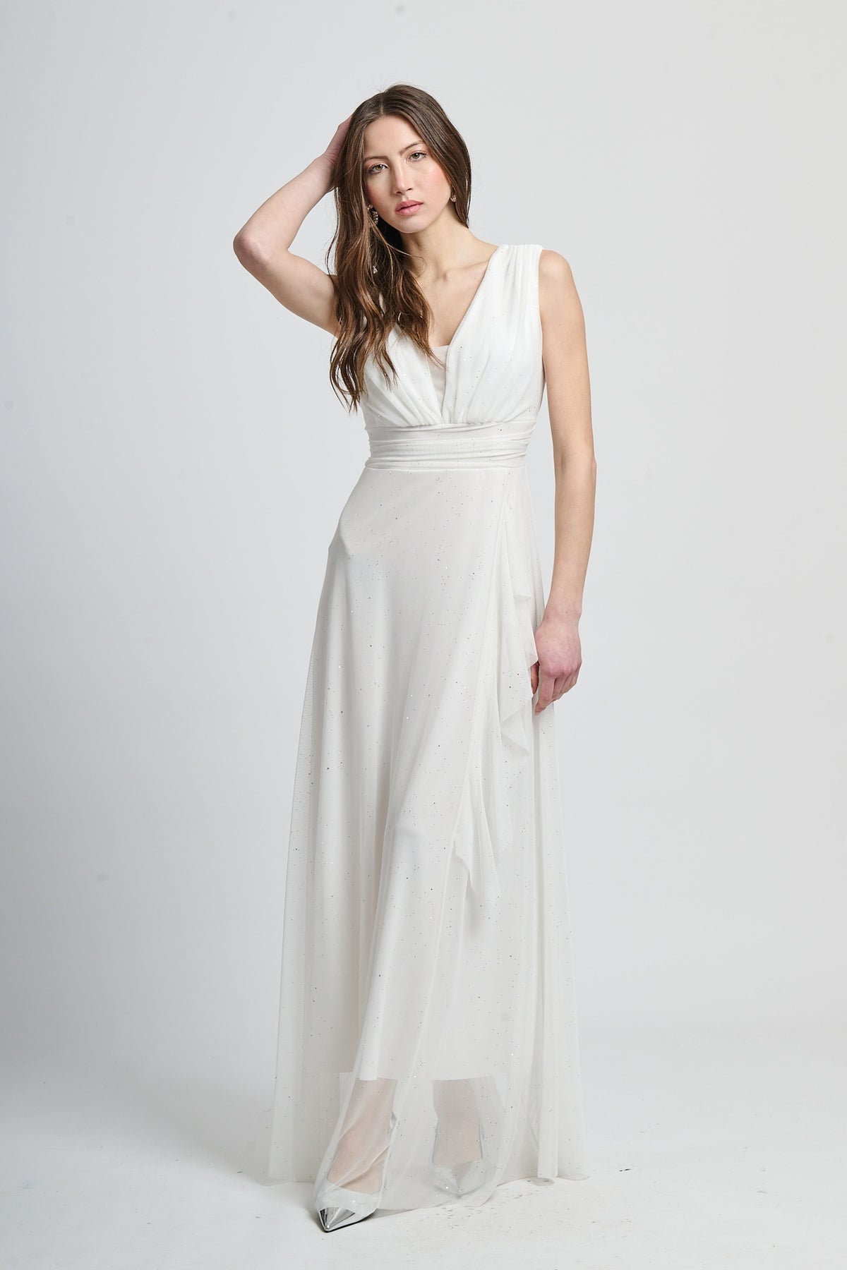 Lungo vestito bianco, stile elegante e minimalista