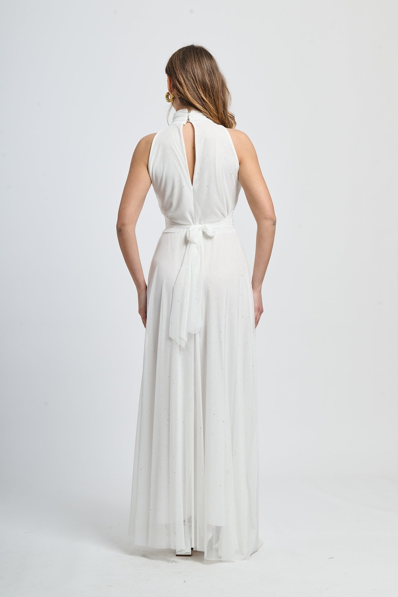 Lungo vestito bianco con puzzo e legature, design elegante per nozze.