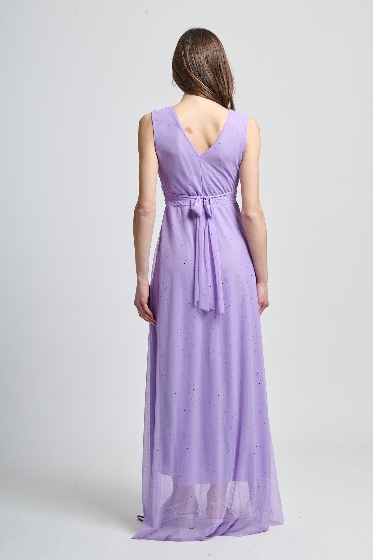 Lungo vestito lilla, perfetto per feste di nozze