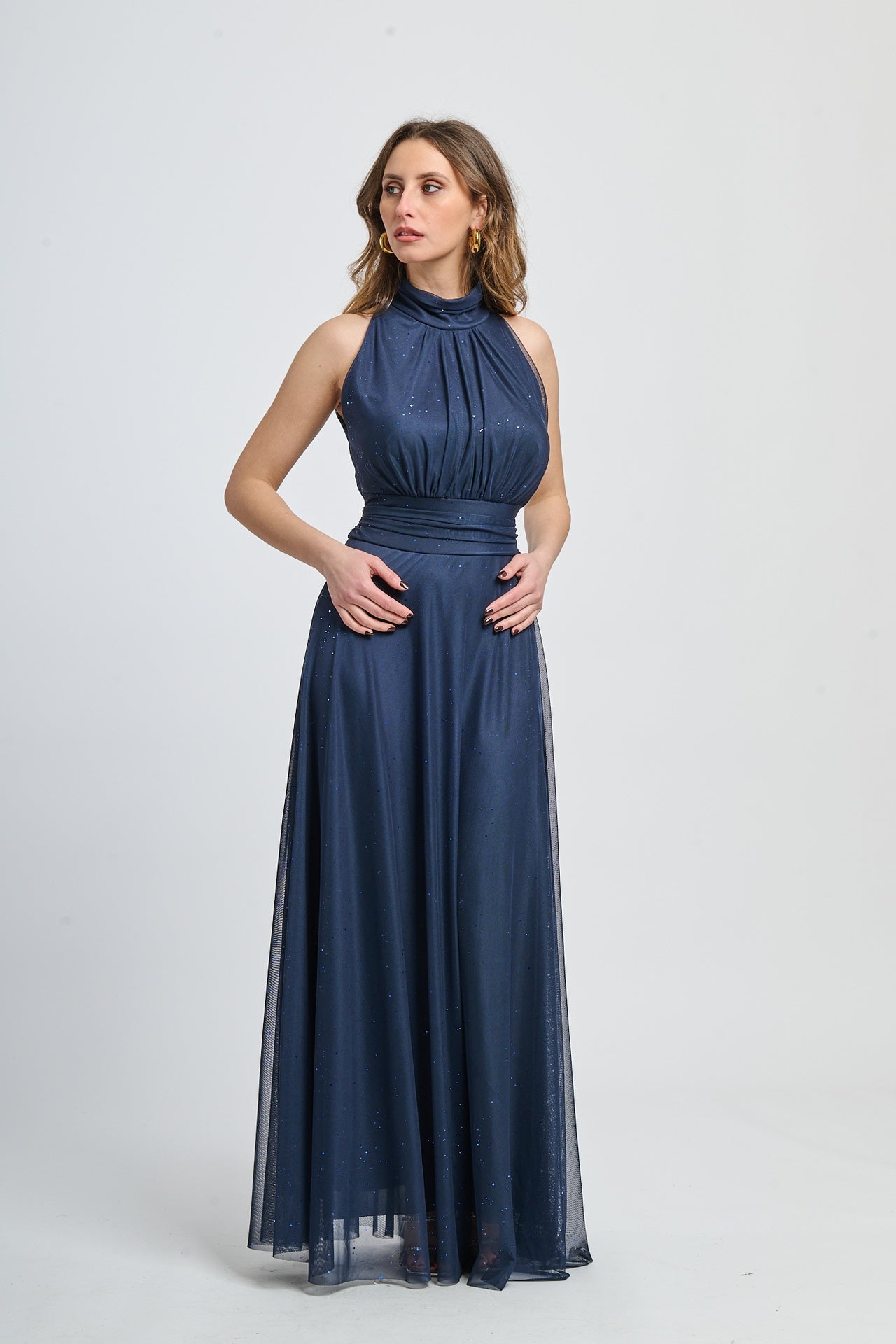 Lungo vestito navy con puzzo e dettagli in pelle, stile elegante per serate.