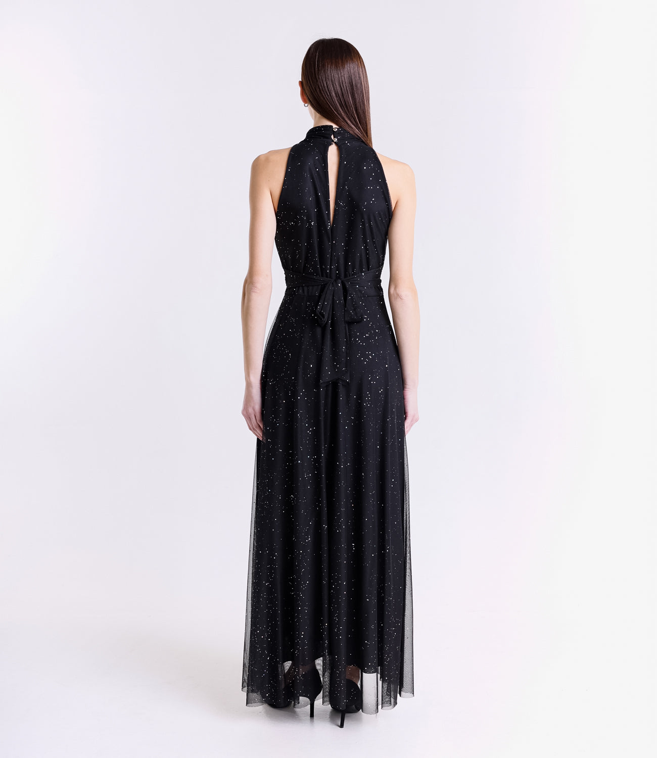 Lungo vestito nero-argento con puzzo e legature laterali metalliche, design futuristico per feste.