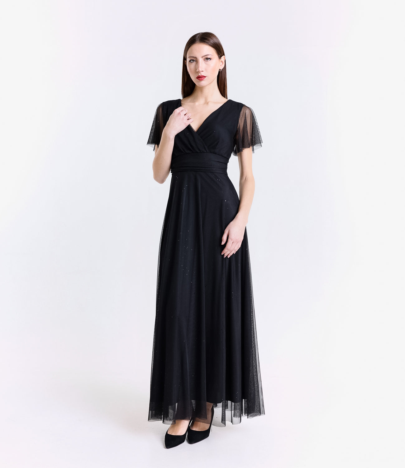 Lungo vestito nero in tulle, design a V audace