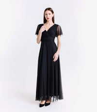 Lungo vestito nero in tulle, design a V audace