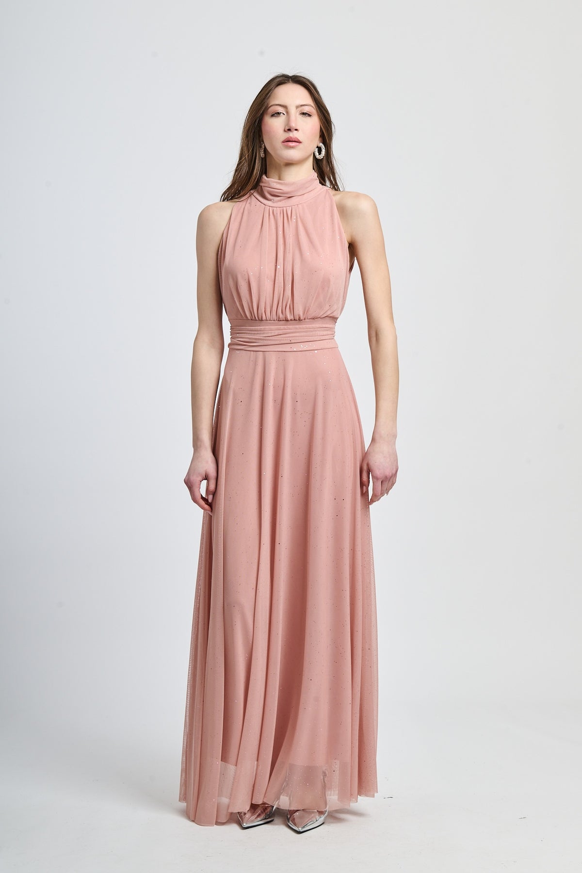 Lungo vestito rosa antico con puzzo e dettagli in pizzo, stile vintage per feste.