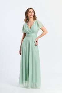 Lungo vestito salvia in tulle, design a V elegante