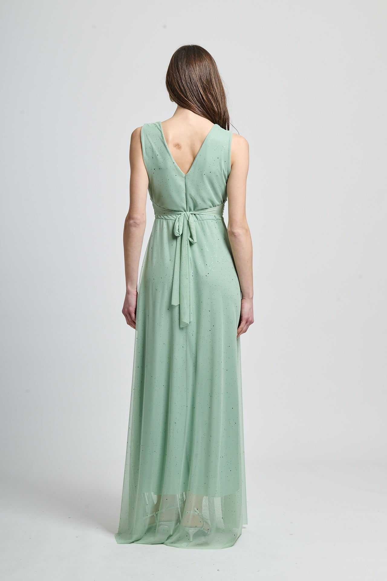 Lungo vestito salvia, perfetto per feste all’aperto