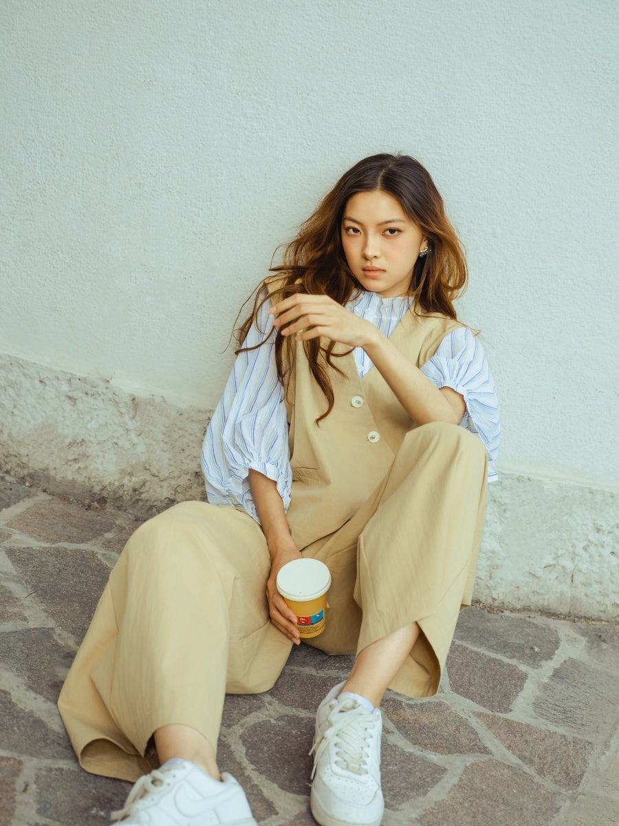 Outfit completo beige: gilet, camicia a righe e pantaloni, ideale per il giorno.