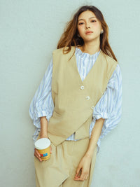 Set di abbigliamento beige, composto da gilet, camicia e pantaloni, per uno stile raffinato.