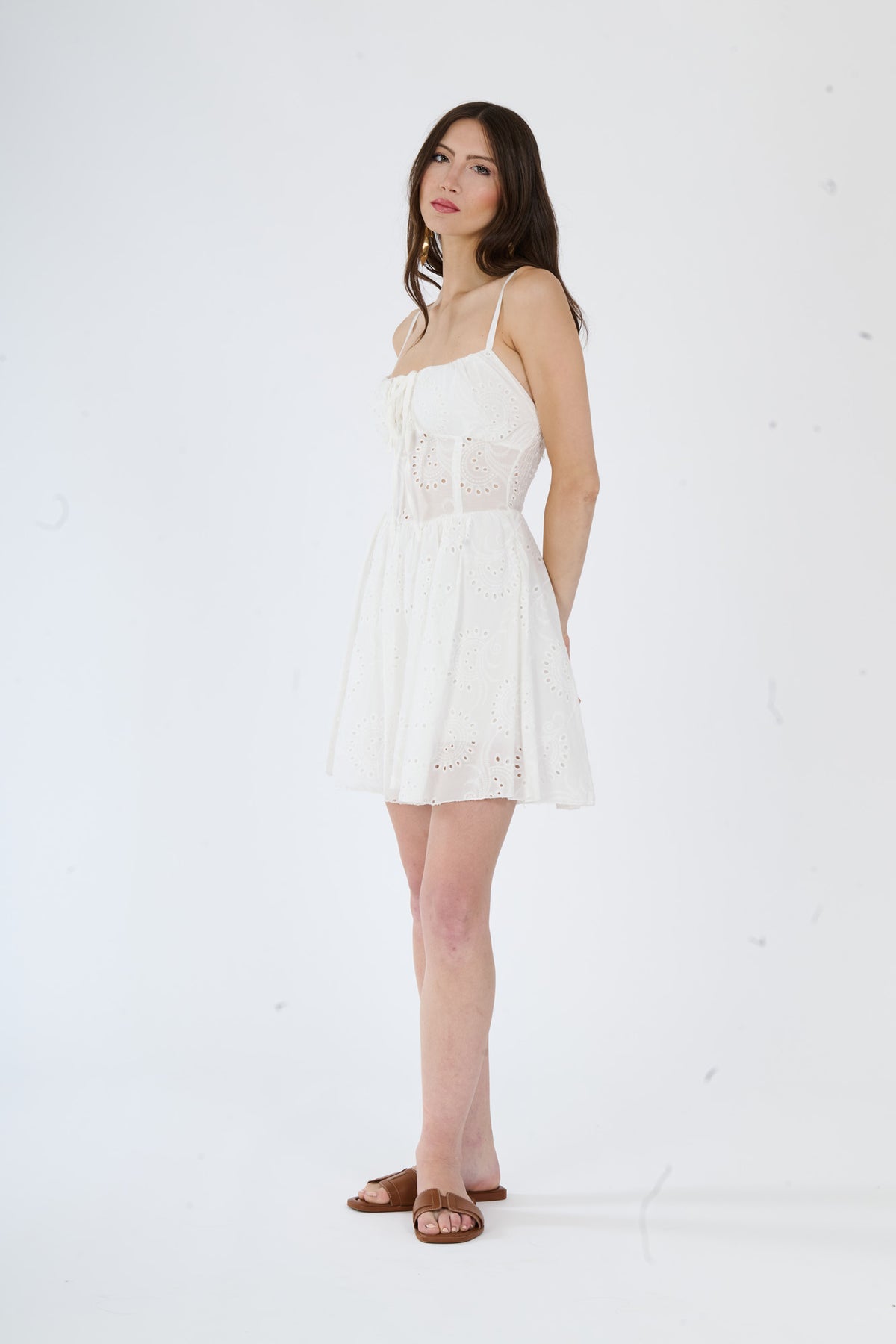 Abito “Cilea” – Vestito Bianco Corto in Sangallo con Corsetto e Spalline Sottili