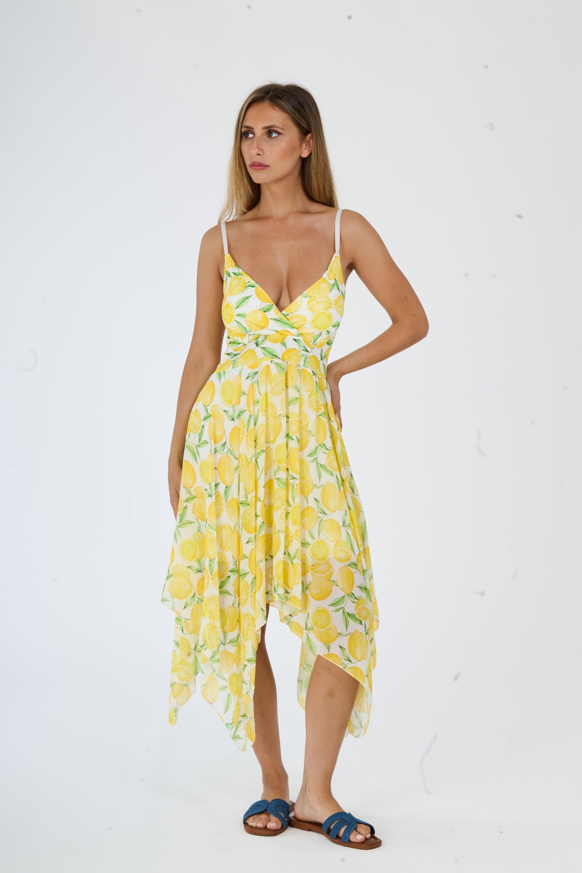 Abito “Solaria” – Vestito Asimmetrico Estivo con Spalline Sottili e Stampa Limoni