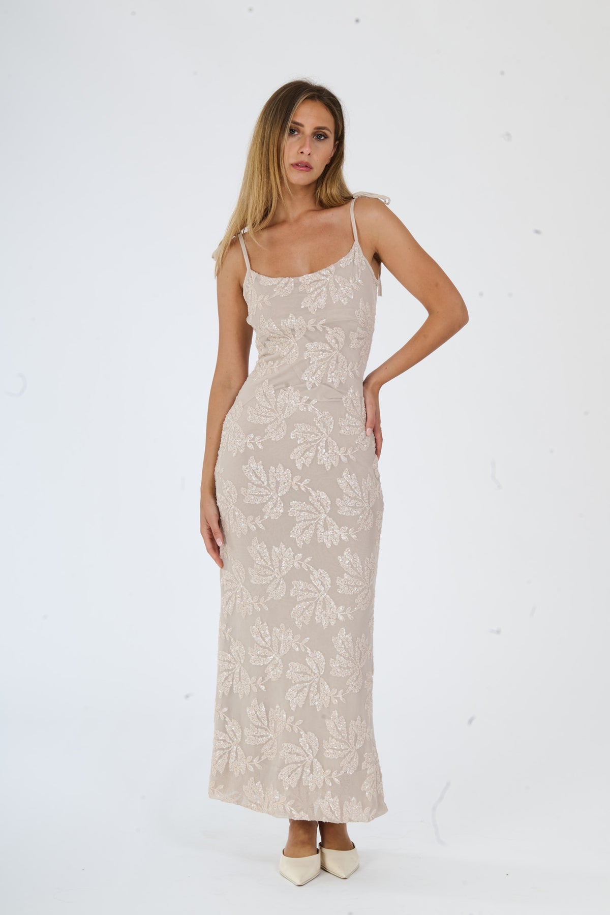 Abito “Melvya” – Vestito Lungo Beige con Spalline Sottili e Ricami Floreali in Rilievo