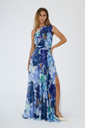 Modella in abito maxi Navy, stampa fluida e dettaglio slit per un look raffinato
