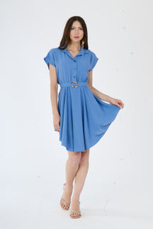Vestito jeans a camicia con taglio asimmetrico e bottoni in ottone, ideale per un look western e trendy.