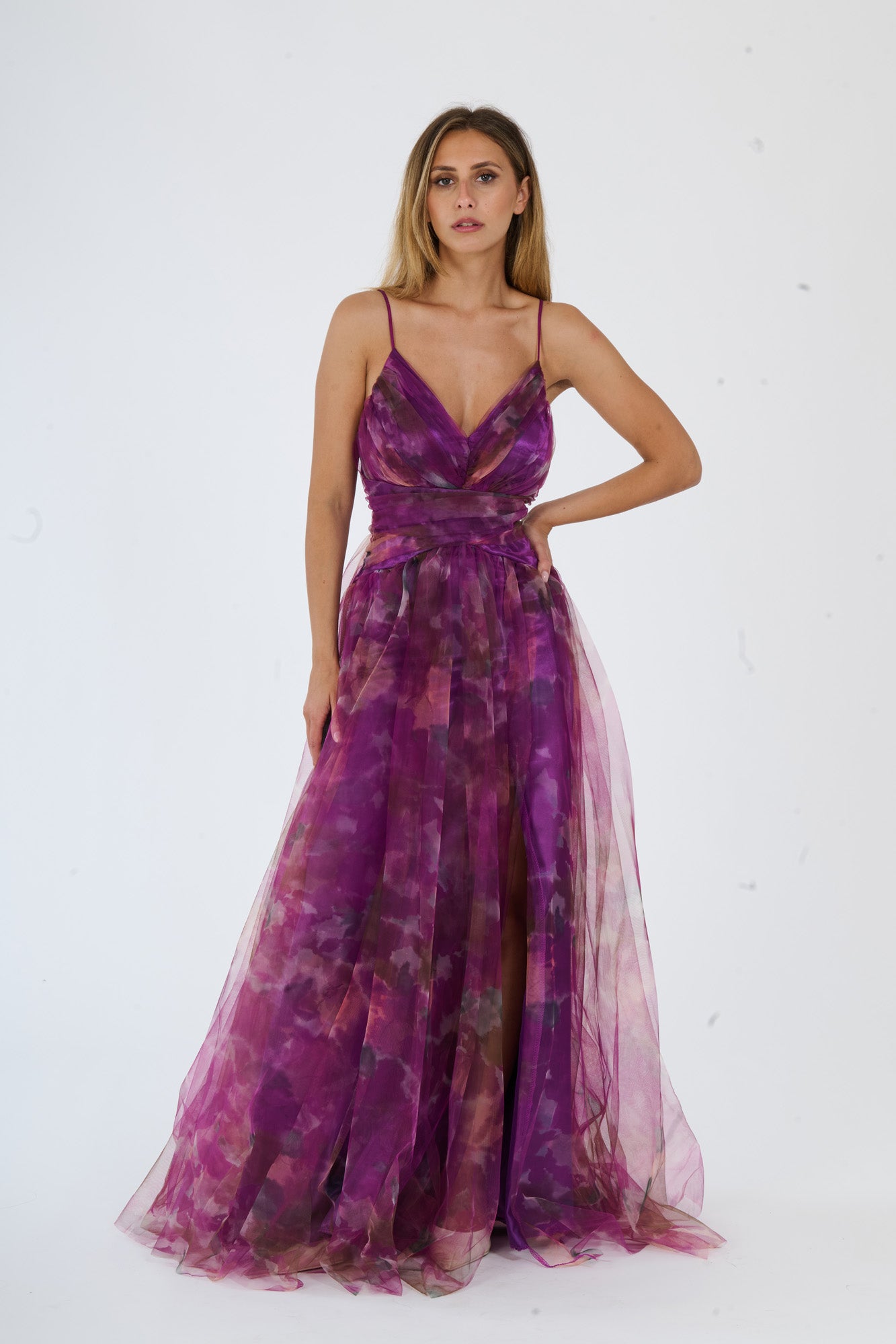 Abito elegante viola con decolleté a V, fascia vita e stampa multicolore, indossato da una ragazza
