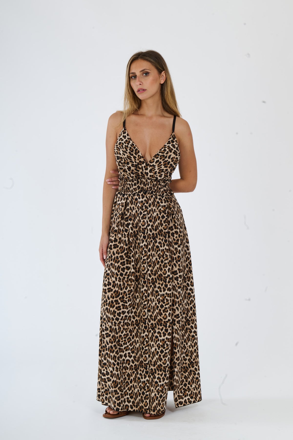Abito "Freya" – Lungo leopardato con scollo a V e spalline sottili