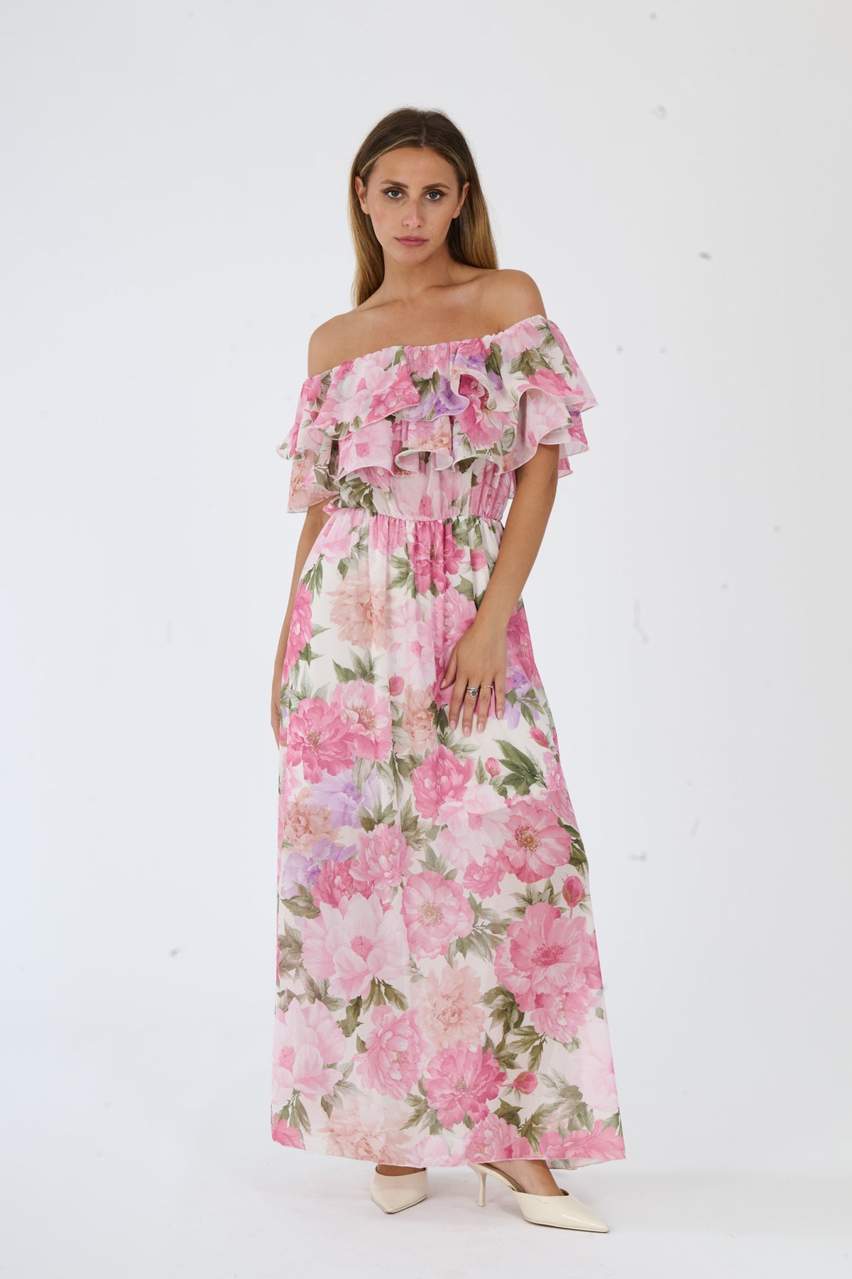 Abito “Ortensia” – Vestito Lungo a Fiori con Spalle Scoperte e Volant Romantici