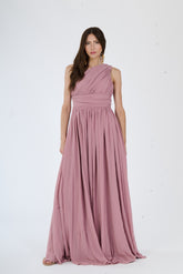 Donna con abito lungo Rosa Antico, spalla unica, fascia vita cinching e gonna fluida