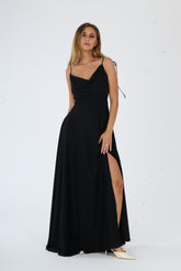 Abito da sera nero opaco con silhouette avvolgente, ideale per occasioni formali e glamour.