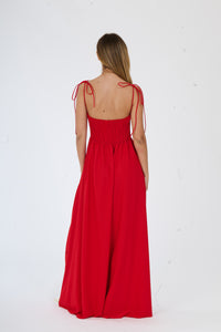 Lungo abito rosso con design drammatico e scollo profondo, per uno stile affascinante.