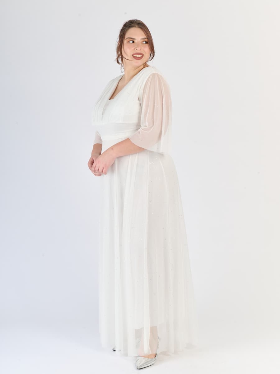 Maggiore abito formale bianco, tulle leggero e maniche traslucide, eleganza senza tempo.