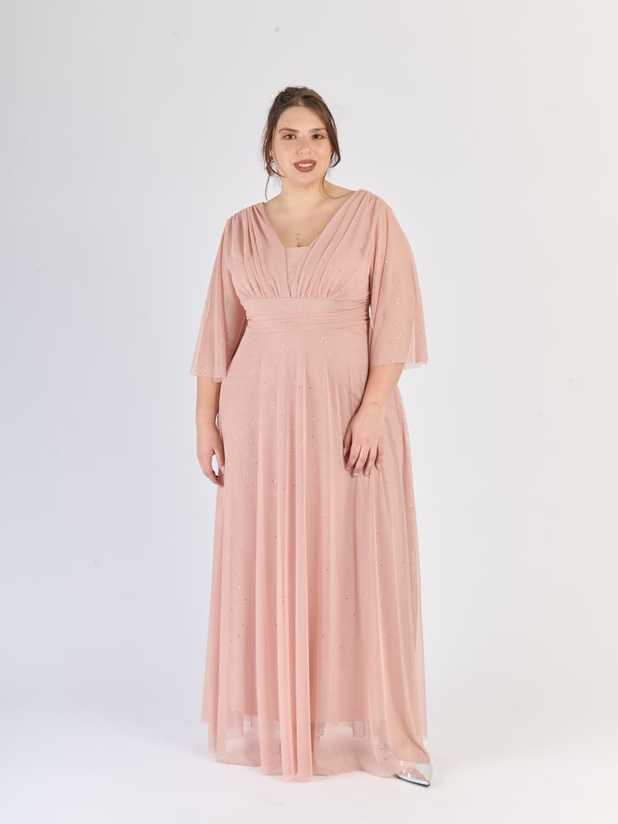 Maggiore abito formale rosa antico, tulle leggero e maniche traslucide, eleganza rassicurata.