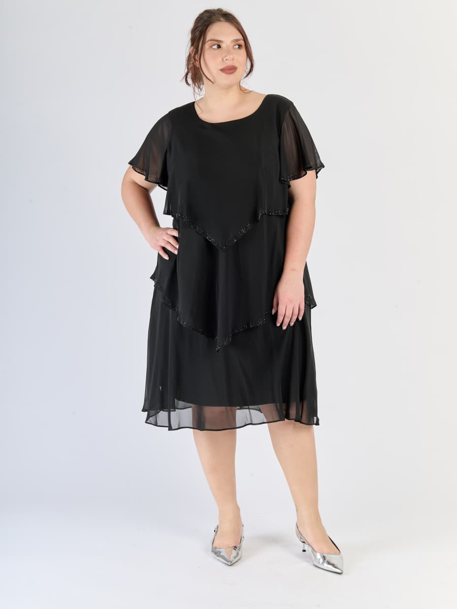 Maggiore abito nero, chiffon leggero, tre livelli e colore intenso