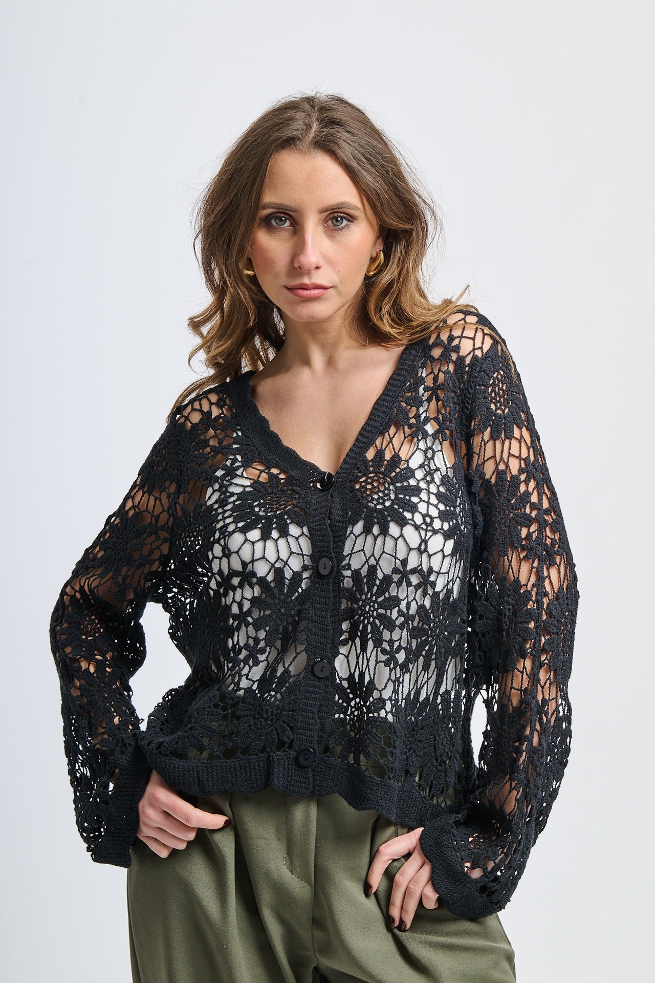 Maglione in pizzo nero con bottoni e design all-over crochet
