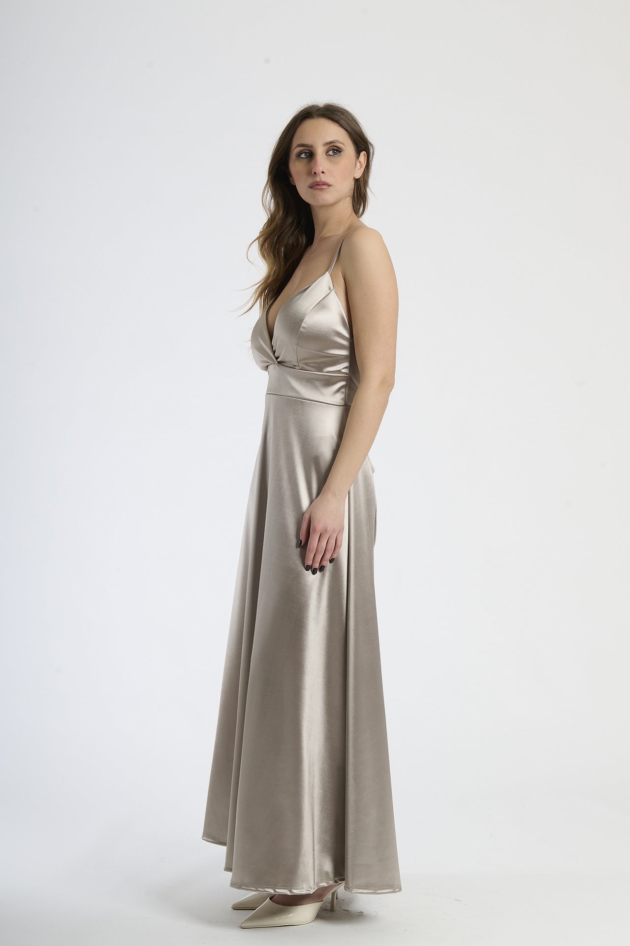 Moda affascinante: abito TABACCO in raso lustrante, design con scollatura a V e gonna ampia.