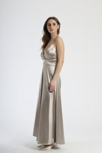 Moda affascinante: abito TABACCO in raso lustrante, design con scollatura a V e gonna ampia.