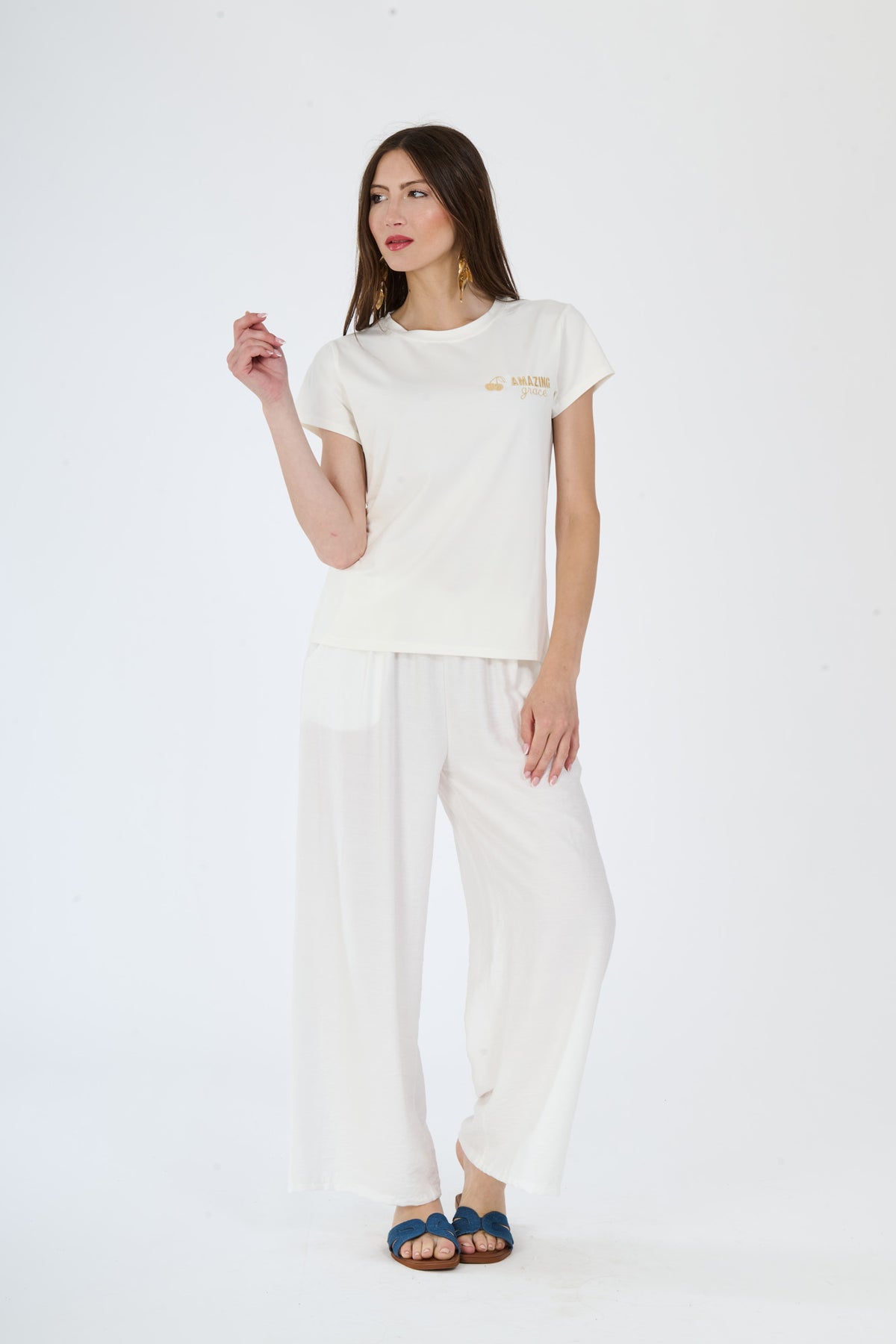 Moda bianca casual: t-shirt a maniche corte e pantaloni ampi su una figura