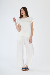 Moda bianca casual: t-shirt a maniche corte e pantaloni ampi su una figura