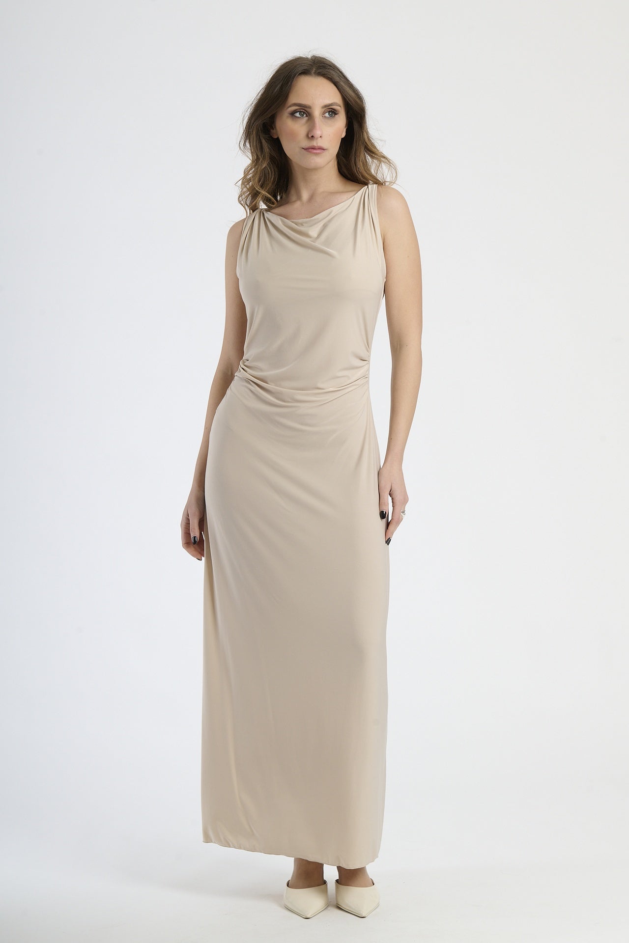 Moda donna: abito beige a maxi lunghezza, design senza spalline e colletto avvolgente.