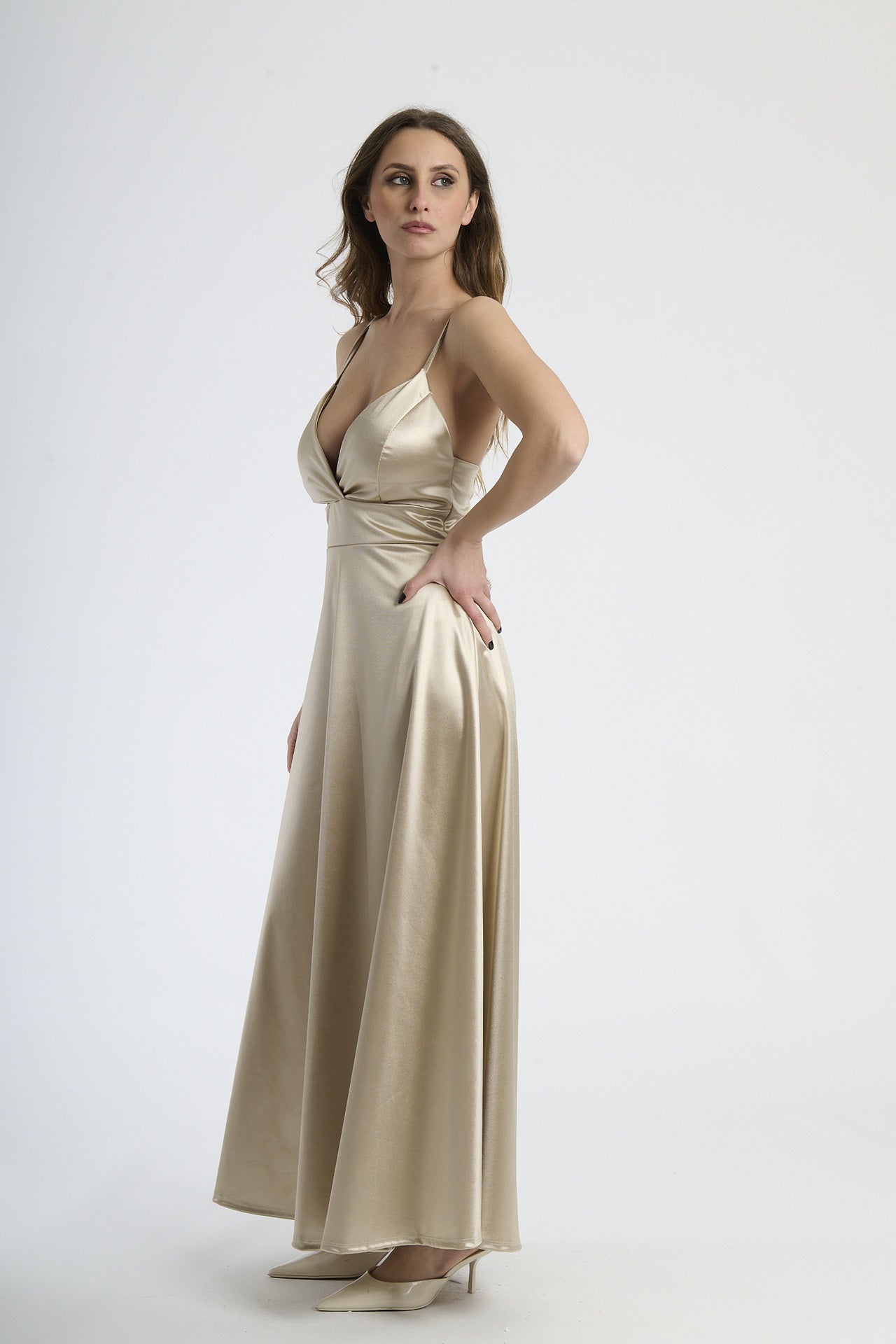 Moda donna: abito beige in raso lustrante, design con scollatura a V e gonna ampia.