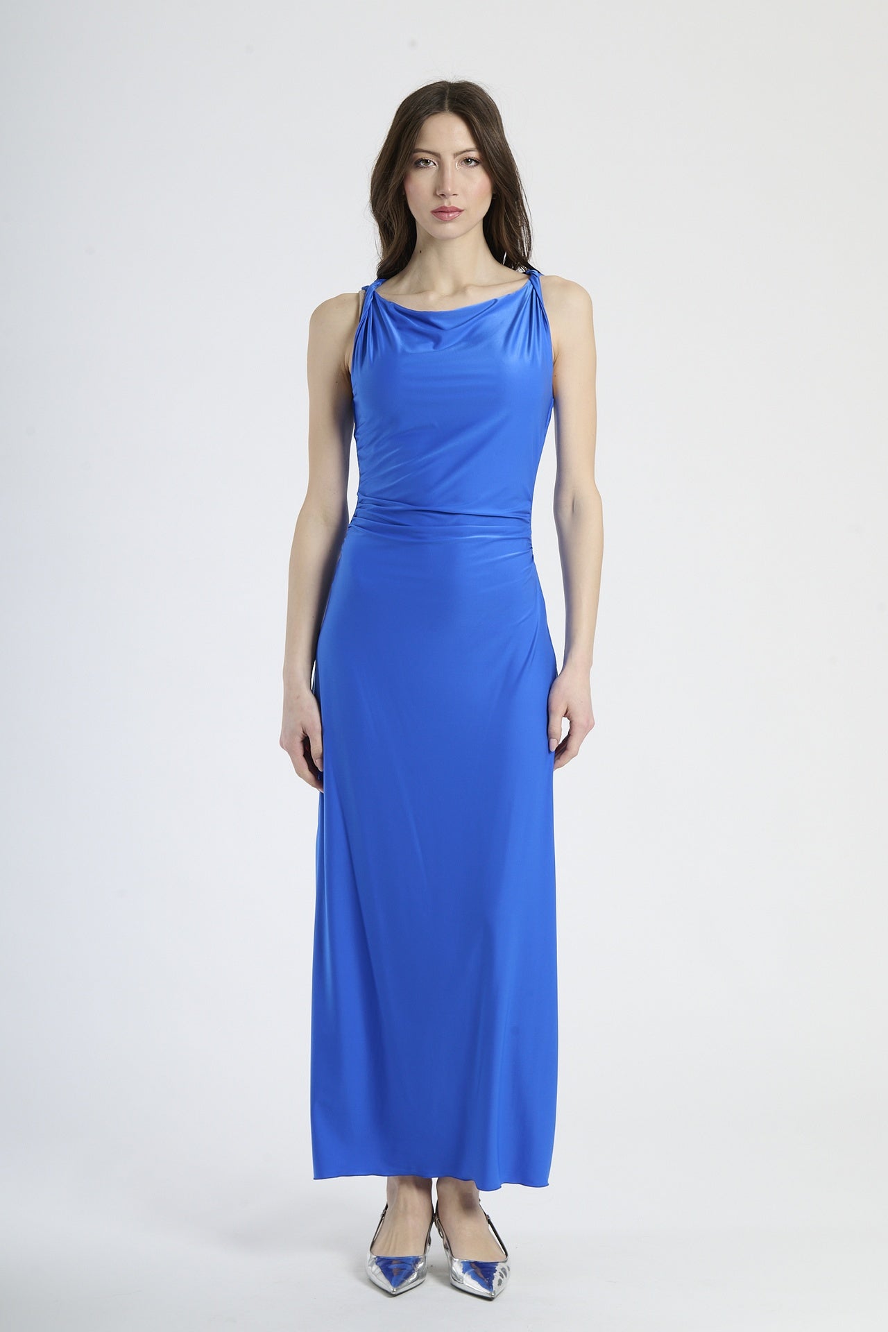 Moda donna: abito bluette a maxi lunghezza, design senza spalline e colletto avvolgente.